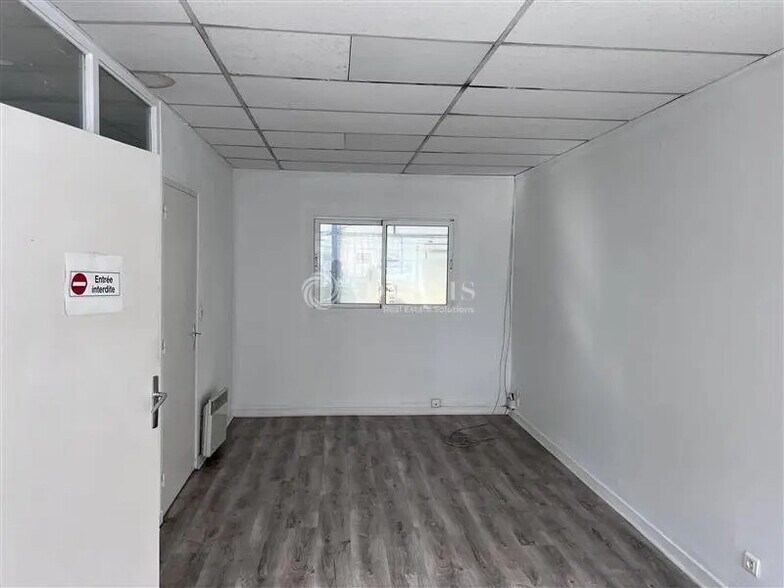 Light Industrial in Chassieu to rent - Interior Photo - Image 2 of 7