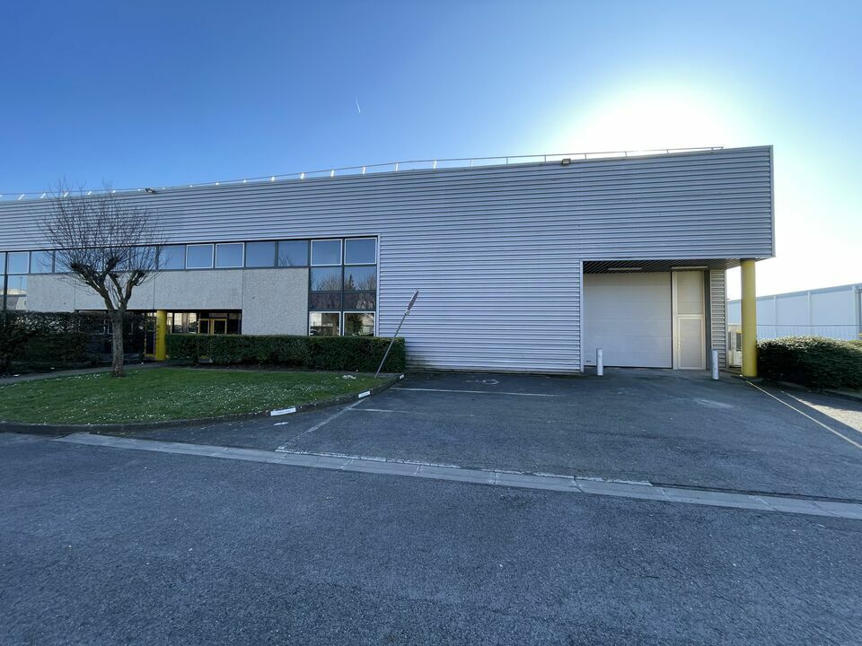 Light Industrial in Le Mesnil-Amelot to rent Building Photo- Image 1 of 9