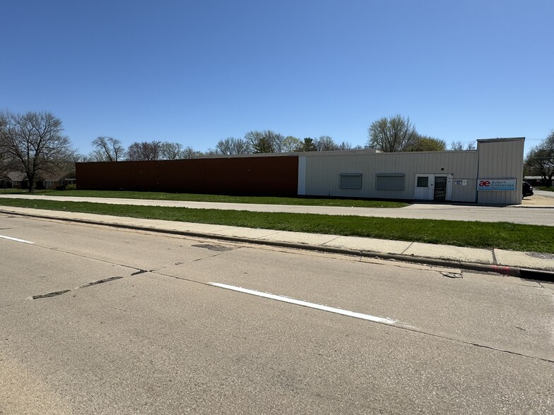 3944 Auburn St, Rockford, IL for sale - Building Photo - Image 1 of 33