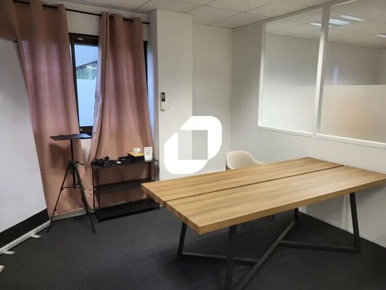 Office in Mérignac to rent - Interior Photo - Image 2 of 10