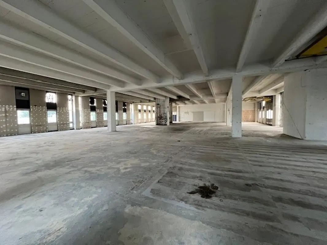 Light Industrial in Rungis to rent Interior Photo- Image 1 of 2