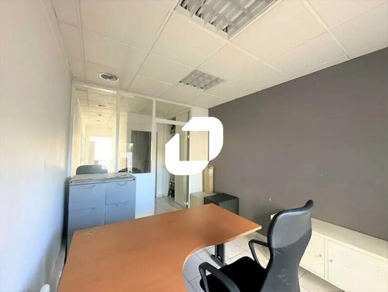 Retail in Montpellier to rent - Interior Photo - Image 2 of 3