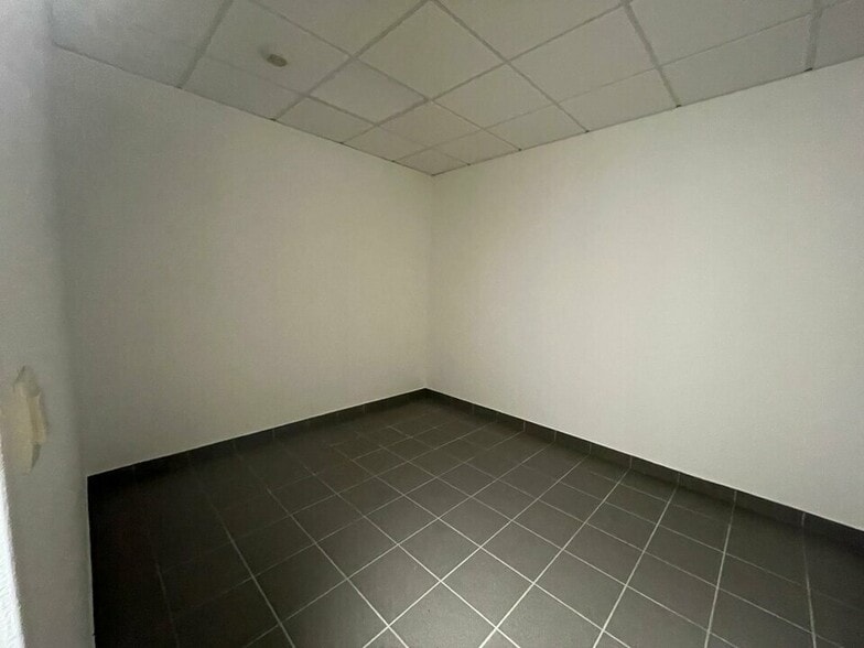 Light Industrial in Saint-Quentin-Fallavier to rent - Interior Photo - Image 3 of 11