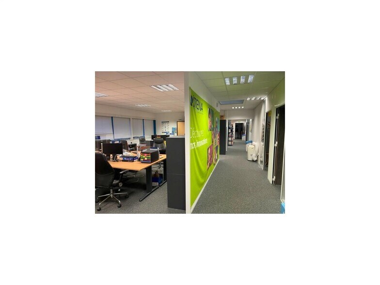 Light Industrial in Villepinte to rent - Interior Photo - Image 2 of 8