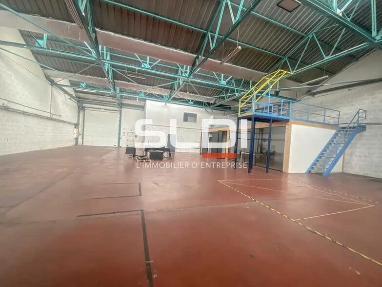 35 Rue Jules Guesde, Villeurbanne to rent - Building Photo - Image 2 of 9