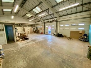 Acacia Clos, Leighton Buzzard to rent Interior Photo- Image 2 of 3