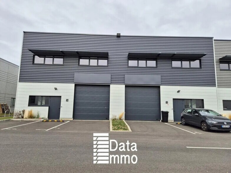 Industrial in Lieusaint to rent - Building Photo - Image 3 of 8