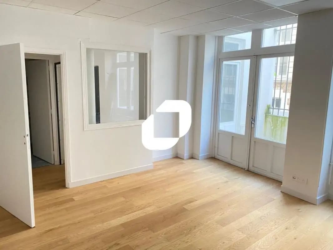 Office in Paris for sale Building Photo- Image 1 of 10