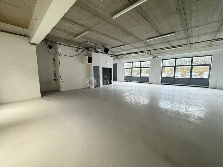 Light Industrial in Roissy-en-France to rent - Interior Photo - Image 2 of 8