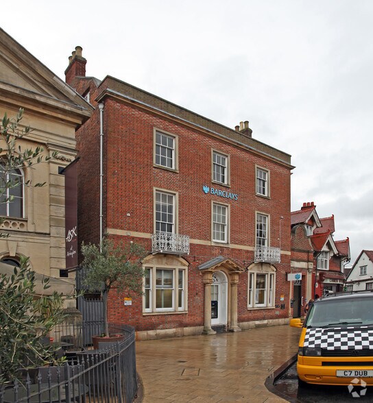2 The Square, Abingdon to rent - Building Photo - Image 3 of 3