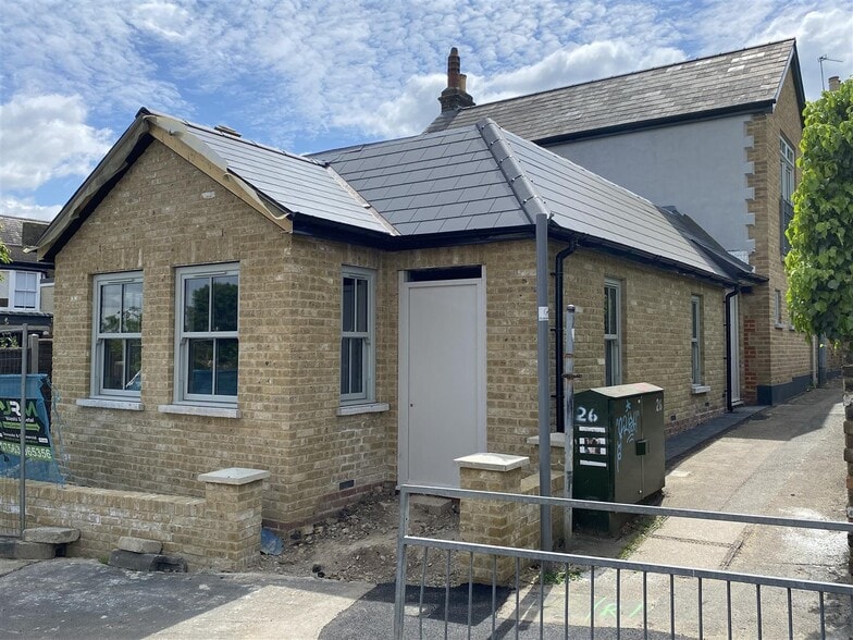 163 Queens Rd, Buckhurst Hill to rent - Building Photo - Image 2 of 22