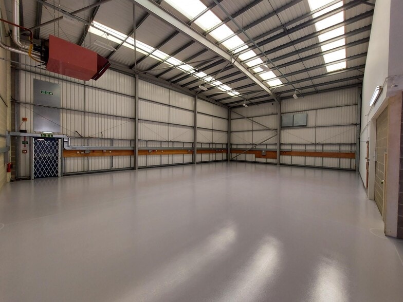 Units 17-18, Decimus Park, Tunbridge Wells to rent - Interior Photo - Image 2 of 7