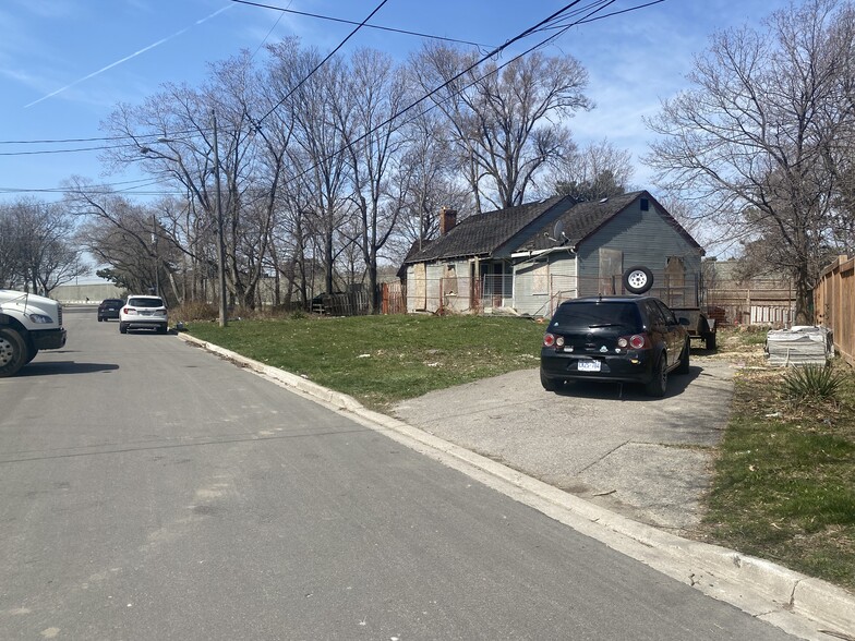 36 Marquette Av & 1 Brightwood St, Toronto, ON for sale - Building Photo - Image 3 of 5