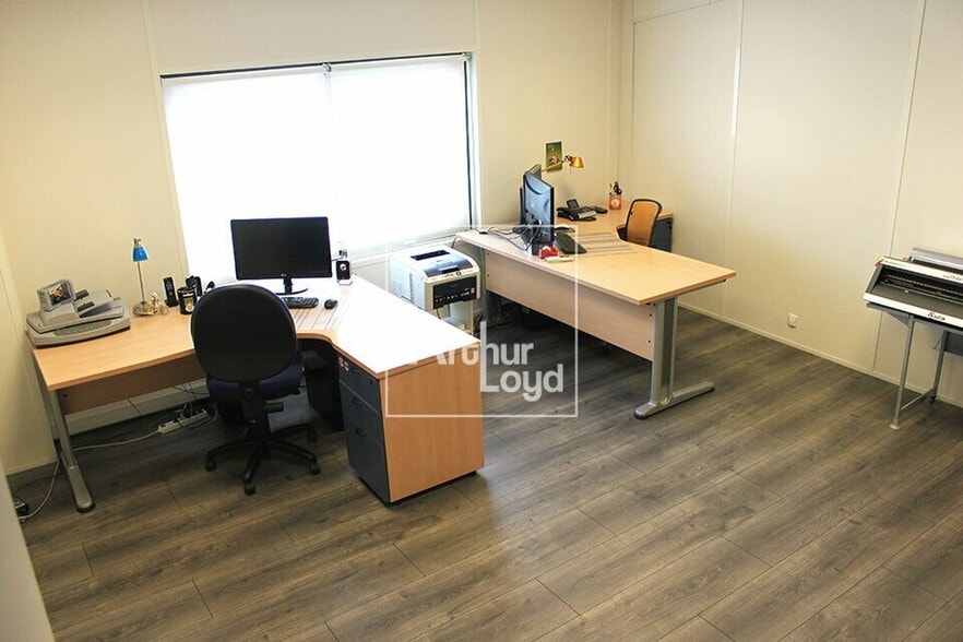 Light Industrial in Morsang-sur-Orge for sale - Interior Photo - Image 2 of 10