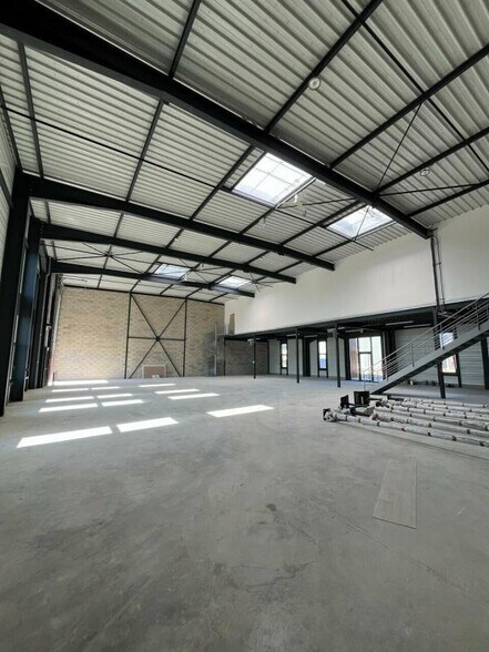 Light Industrial in Serris to rent - Interior Photo - Image 3 of 4