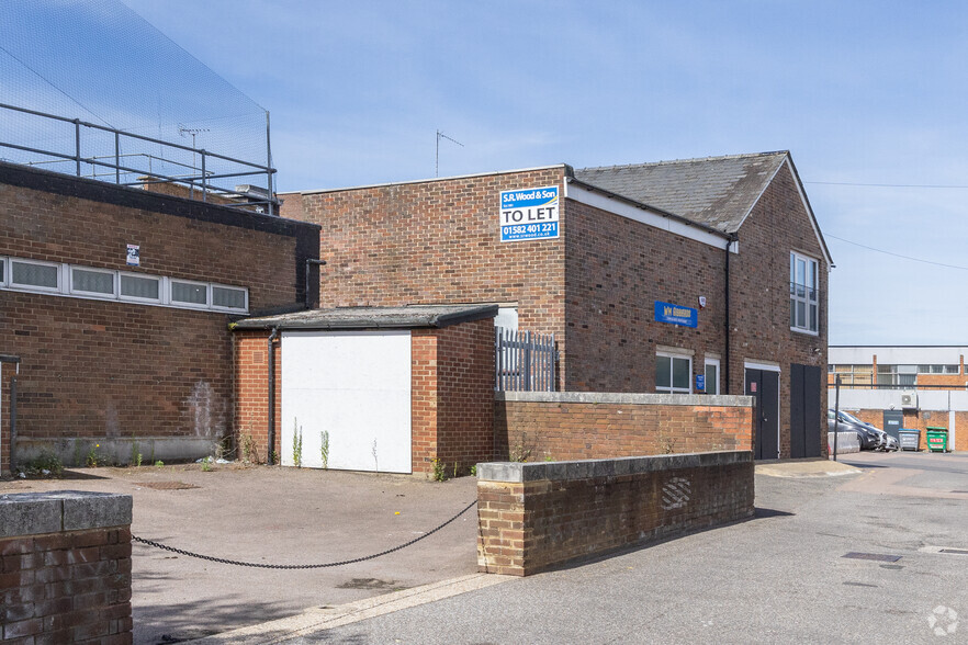 8 High St, Dunstable for rent - Building Photo - Image 3 of 3