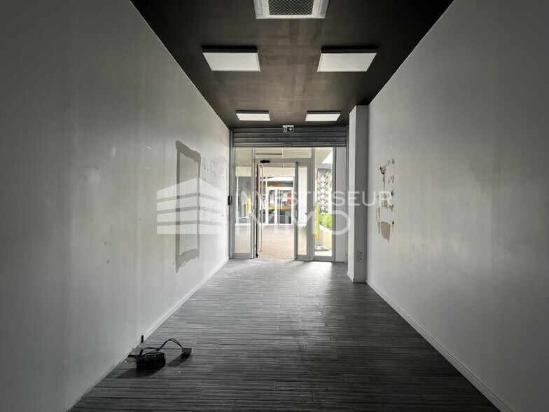 Retail in Longperrier to rent - Interior Photo - Image 3 of 14