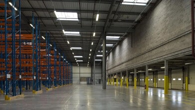 Industrial in Compans to rent Interior Photo- Image 2 of 3