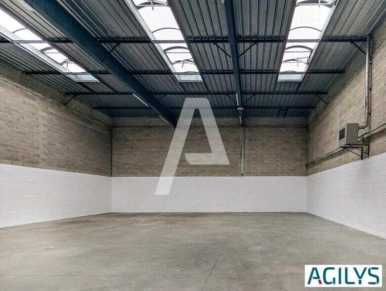Light Industrial in Élancourt to rent - Interior Photo - Image 3 of 9
