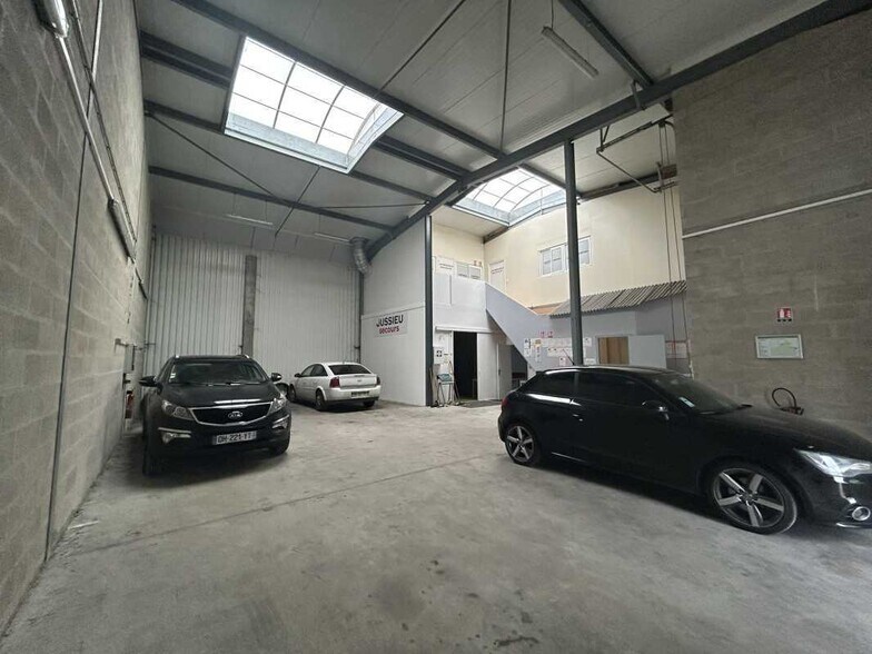 Light Industrial in Stains to rent - Interior Photo - Image 3 of 7