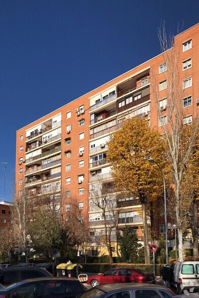 Calle Río Sella, 6, Móstoles, Madrid to rent - Building Photo - Image 2 of 2