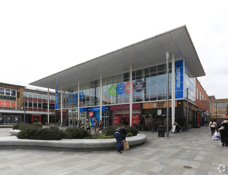 Queens Sq, Crawley for sale - Primary Photo - Image 1 of 1