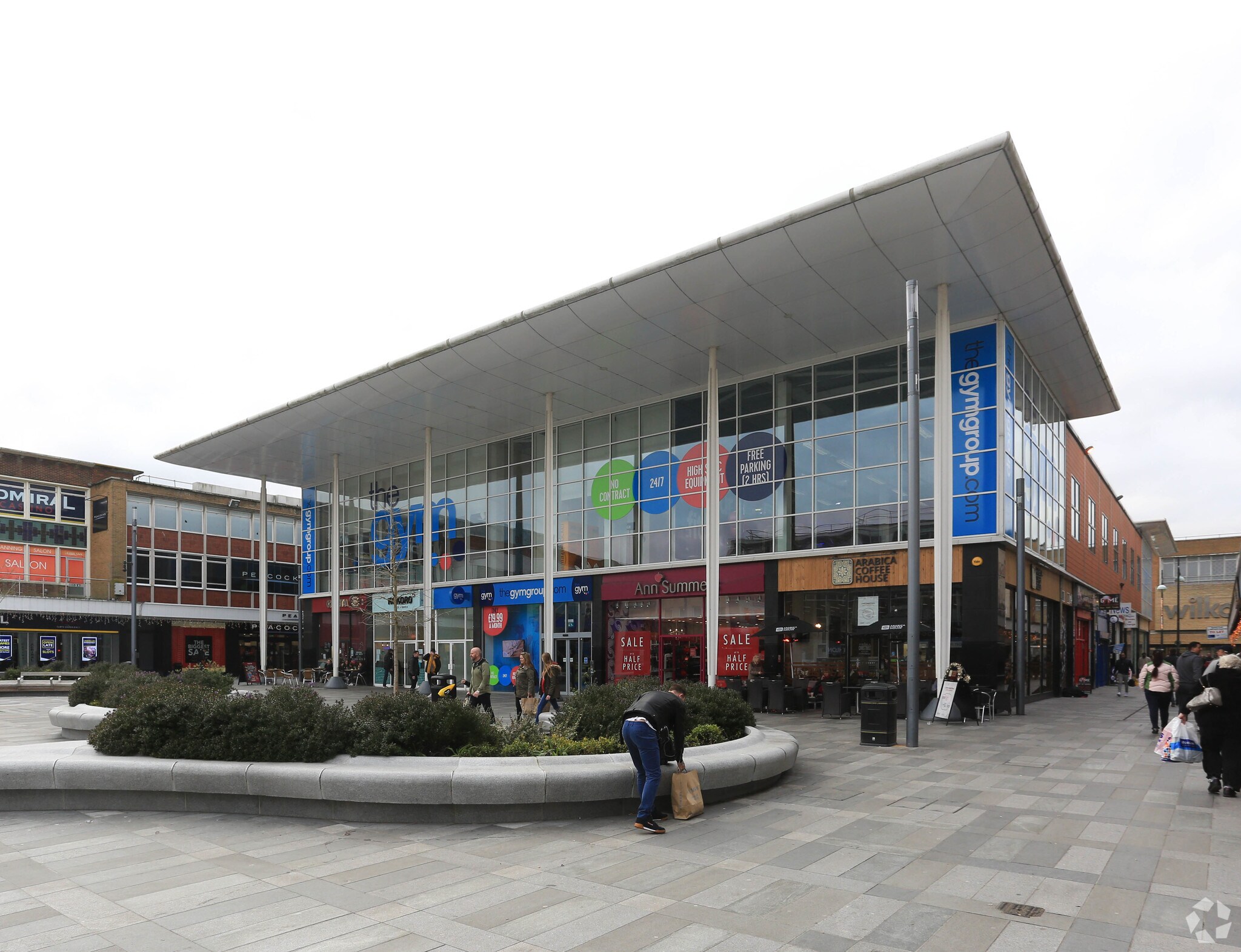 Queens Sq, Crawley for sale Primary Photo- Image 1 of 1