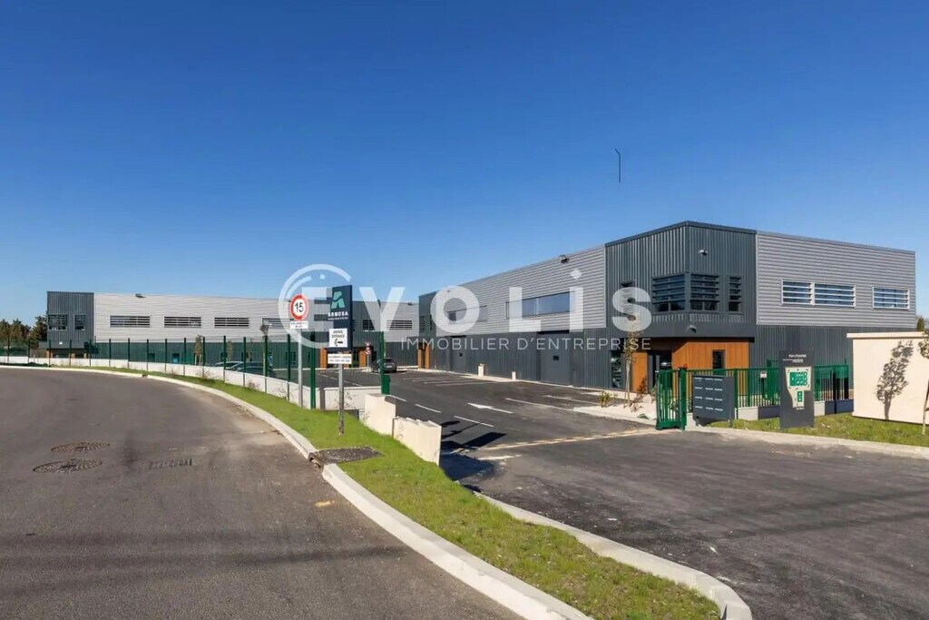 Location Local d'activités 268 m² - Photo 1