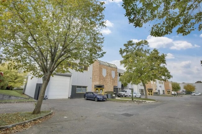 Location Local d'activités 591 m²