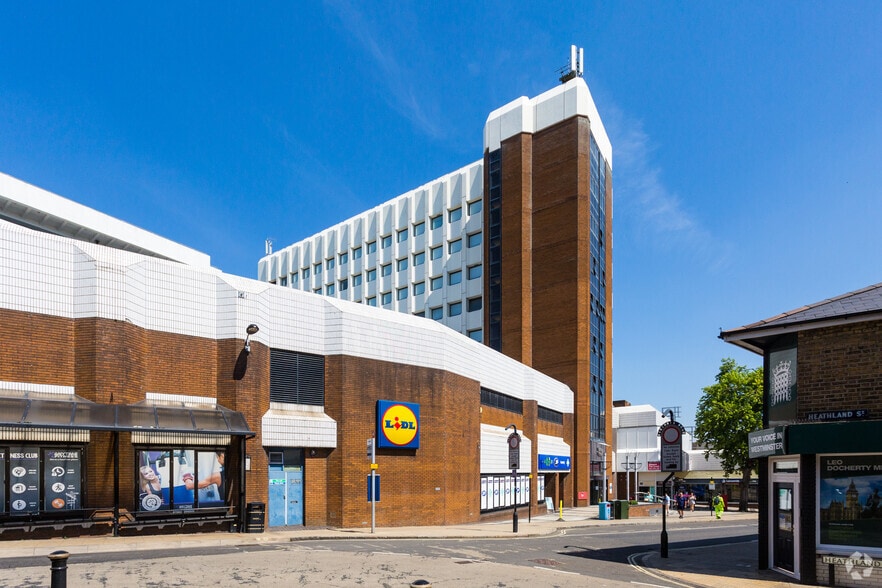 Wellington St, Aldershot to rent - Building Photo - Image 1 of 11