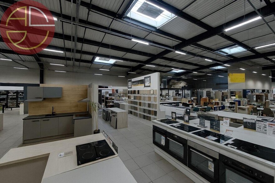 Retail in Portet-sur-Garonne to rent - Interior Photo - Image 2 of 7