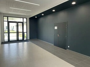 Light Industrial in Vénissieux to rent Interior Photo- Image 2 of 24