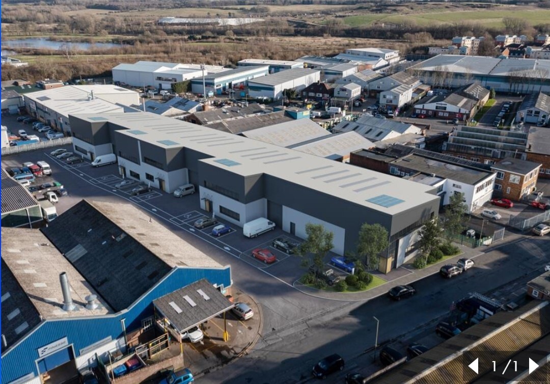 42-44 Holmethorpe Av, Redhill to rent Building Photo- Image 1 of 3