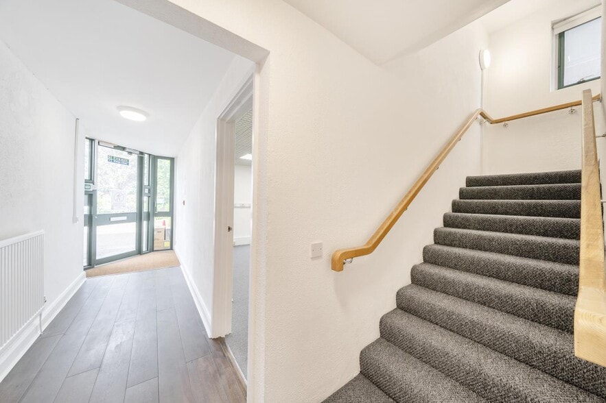 Bunns Ln, London to rent - Interior Photo - Image 2 of 5