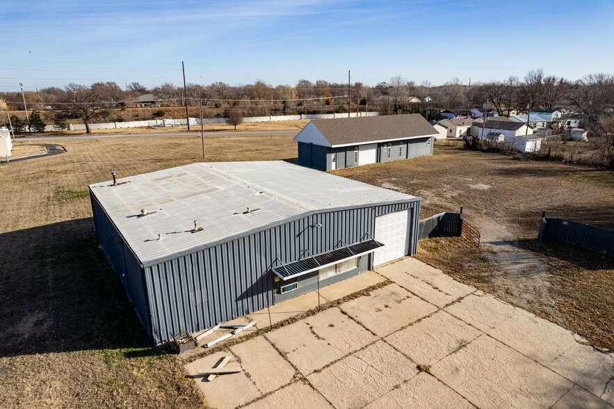 2 Flex Buildings With Yard In Haysville portfolio of 2 properties for sale on LoopNet.co.uk - Building Photo - Image 1 of 17