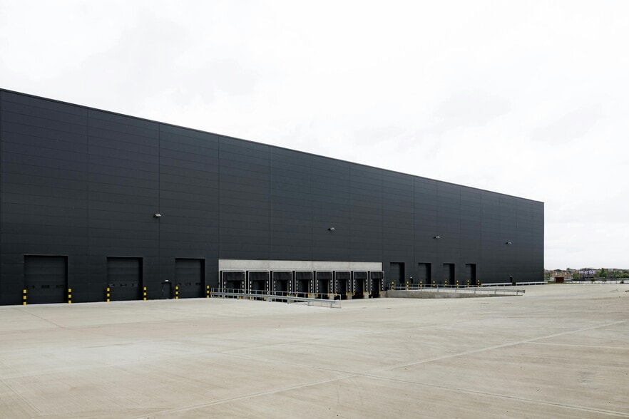 Coldharbour Ln, Rainham to rent - Building Photo - Image 2 of 13