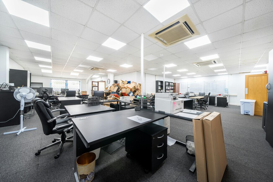 Colne Way, Watford to rent - Building Photo - Image 3 of 25