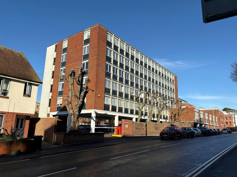 2 Coval Ln, Chelmsford to rent - Building Photo - Image 1 of 3