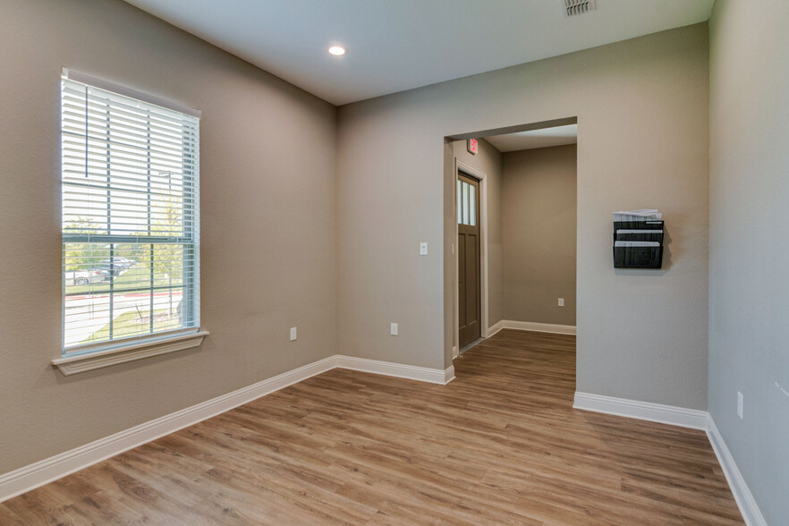 7720 Rufe Snow Dr, North Richland Hills, TX for rent - Interior Photo - Image 3 of 5