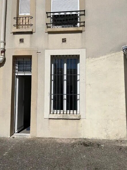 9 Rue Pierre Et Marie Curie, Ivry-sur-Seine to rent - Building Photo - Image 2 of 9