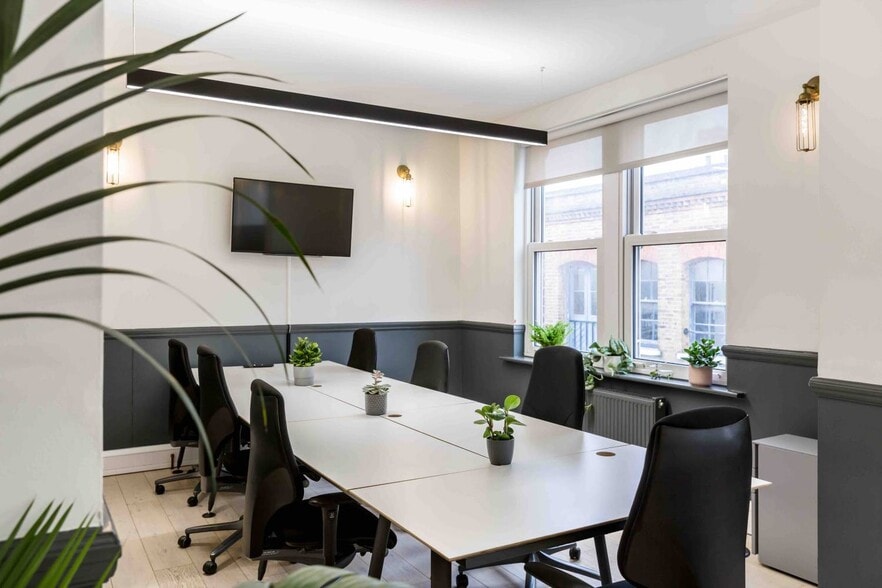 82 Rivington St, London to rent - Interior Photo - Image 3 of 6