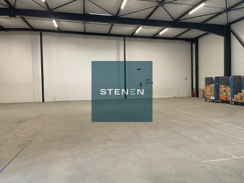 Industrial in Marseille to rent - Building Photo - Image 1 of 5