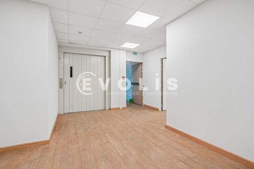 Office in Clamart to rent - Lobby - Image 3 of 13