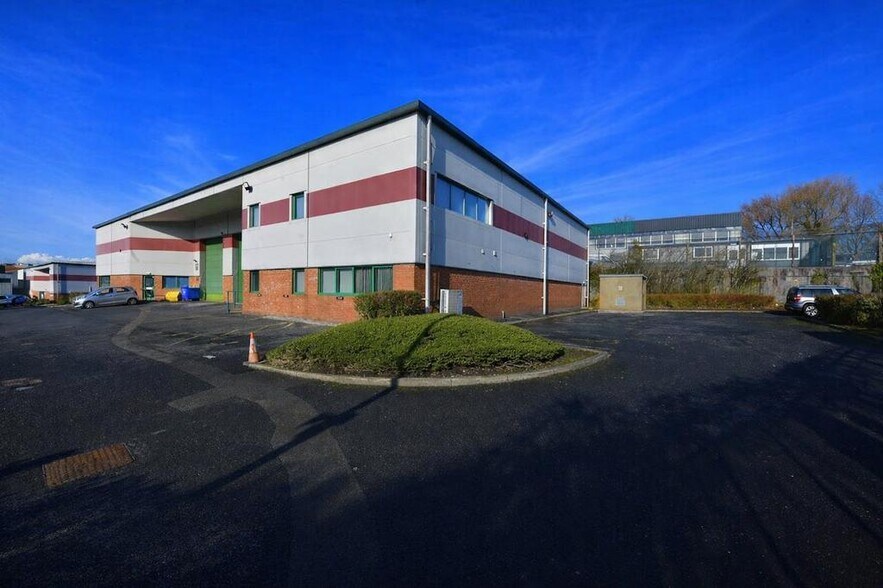 Jackson St, Oldham to rent - Building Photo - Image 2 of 9