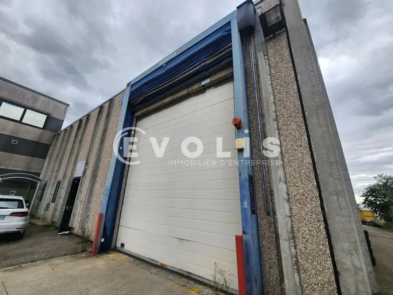 Industrial in Chaponnay to rent - Building Photo - Image 1 of 14