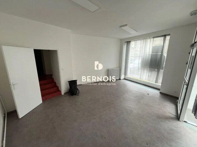 Place Du Sanitat, Nantes to rent - Interior Photo - Image 2 of 4