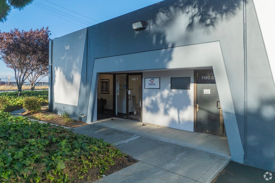 1190-1206 Mountain View Alviso Rd, Sunnyvale, CA to rent - Building Photo - Image 3 of 8