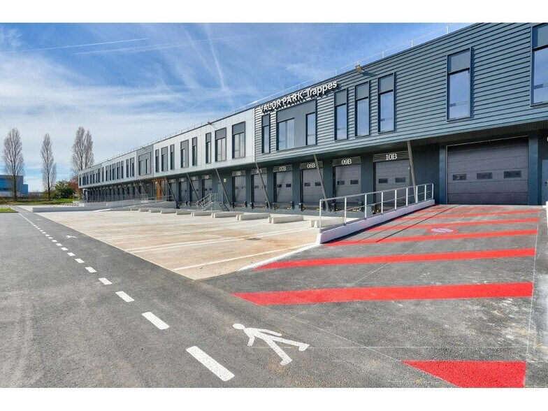 Office in Trappes to rent - Building Photo - Image 3 of 16