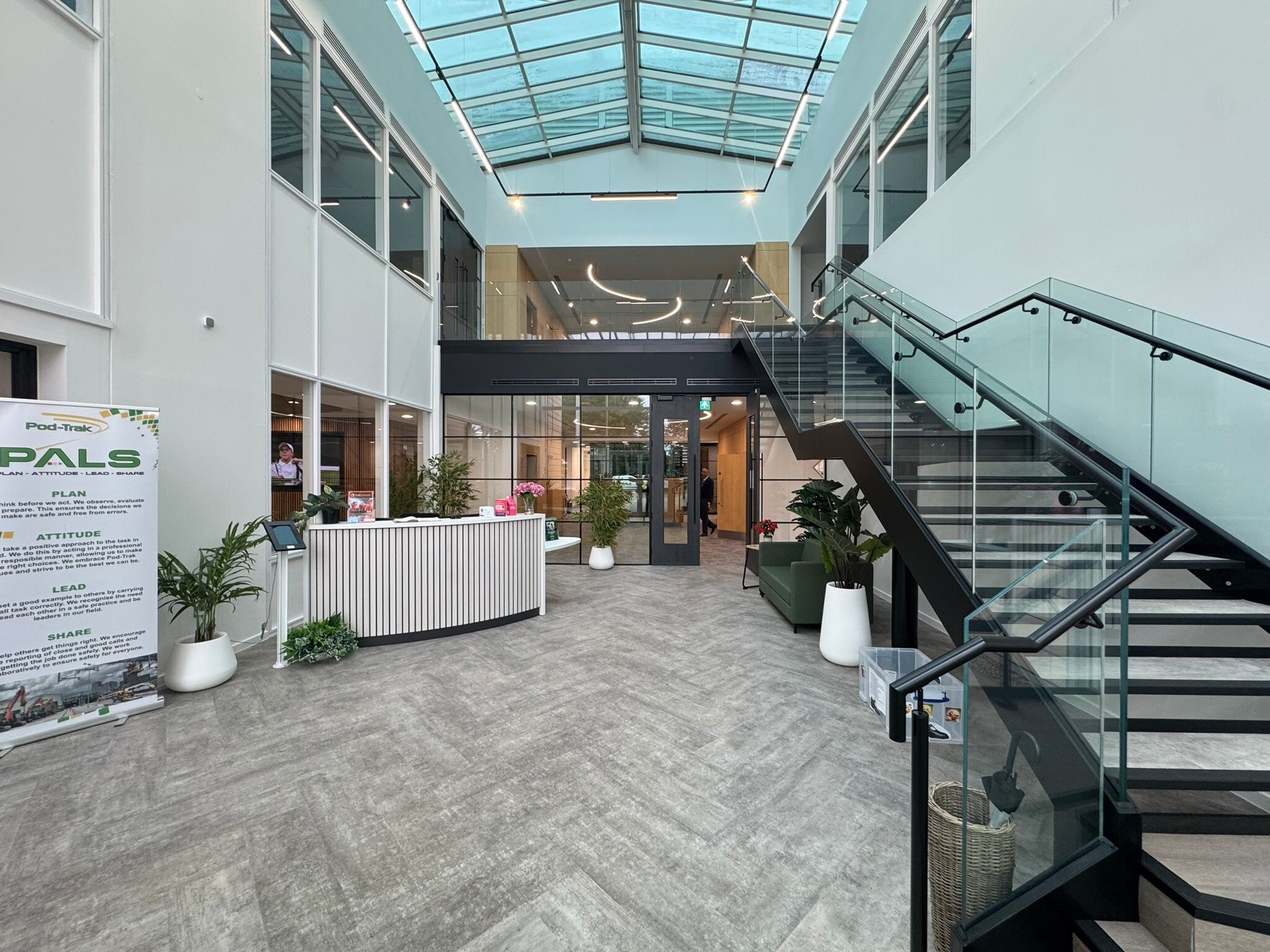 Oxford Rd, Uxbridge to rent Building Photo- Image 1 of 14