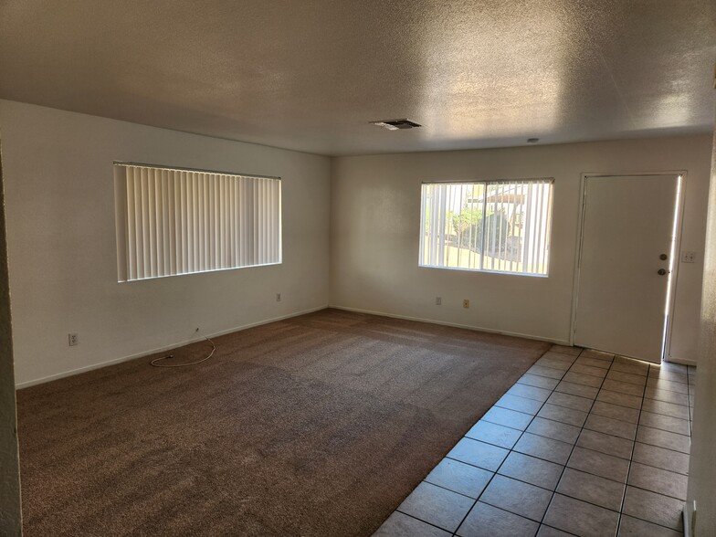 5227 Greene Ln, Las Vegas, NV for sale - Interior Photo - Image 3 of 12